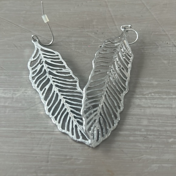Feather Dangle Silver Toned earings - Picture 2 of 4